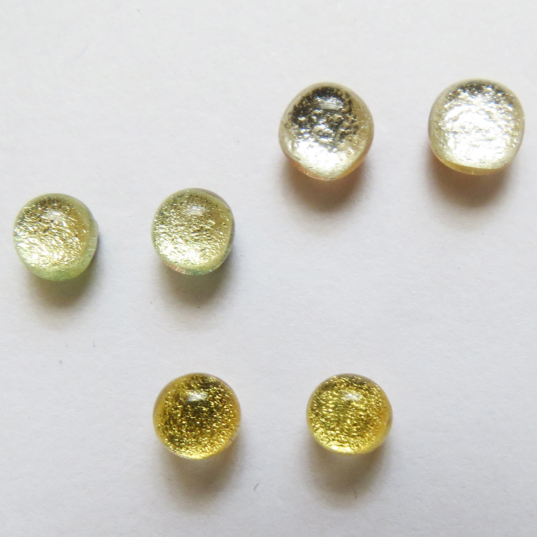 Cute small stud earrings, available in gold-in-glass, silver-in-glass or white gold-in-glass. You can order them very tiny 4-5 mm (K05ES) or slightly larger 6-8 mm (K08ES).
