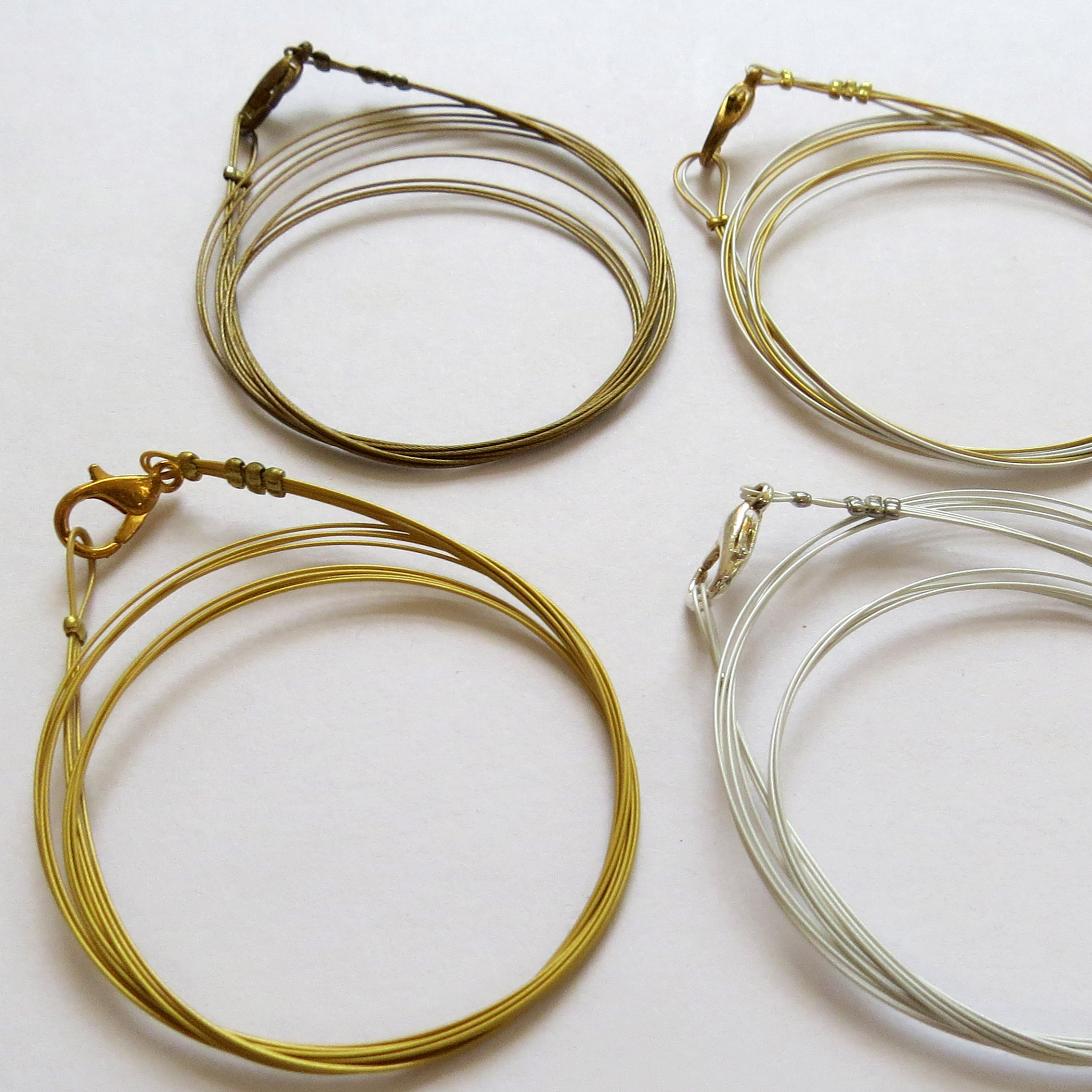 Classic 4 strand chain (Cg): You can order it in 38, 40, 42, 45, 48 or 50 cm, in gold, silver, dark gold or mixed coated wires.