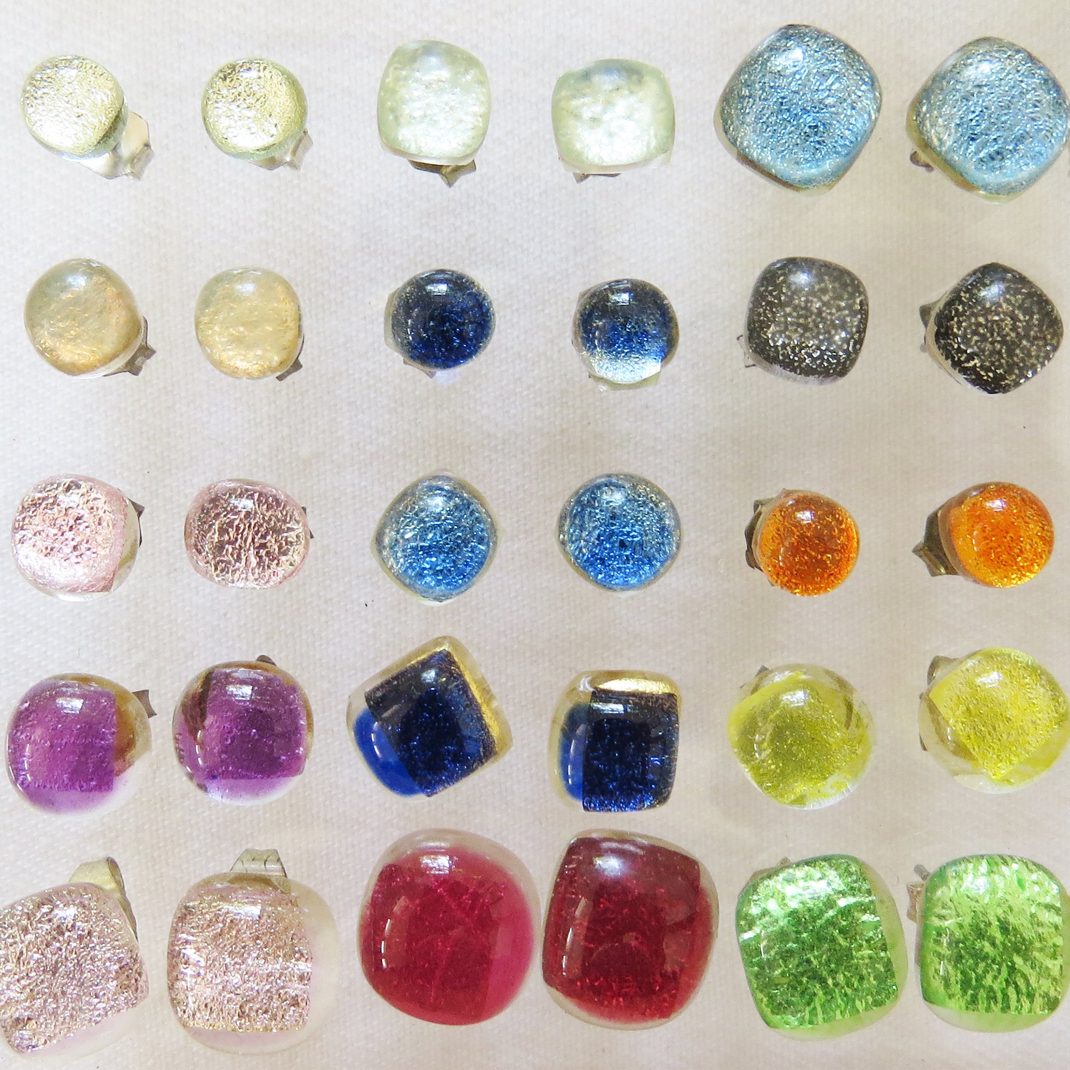 Cute small stud earrings, available in different colours on gold-in-glass, silver-in-glass or white gold-in-glass. You can order them very tiny 4-5 mm (P05ES) or slightly larger 6-8 mm (P08ES).