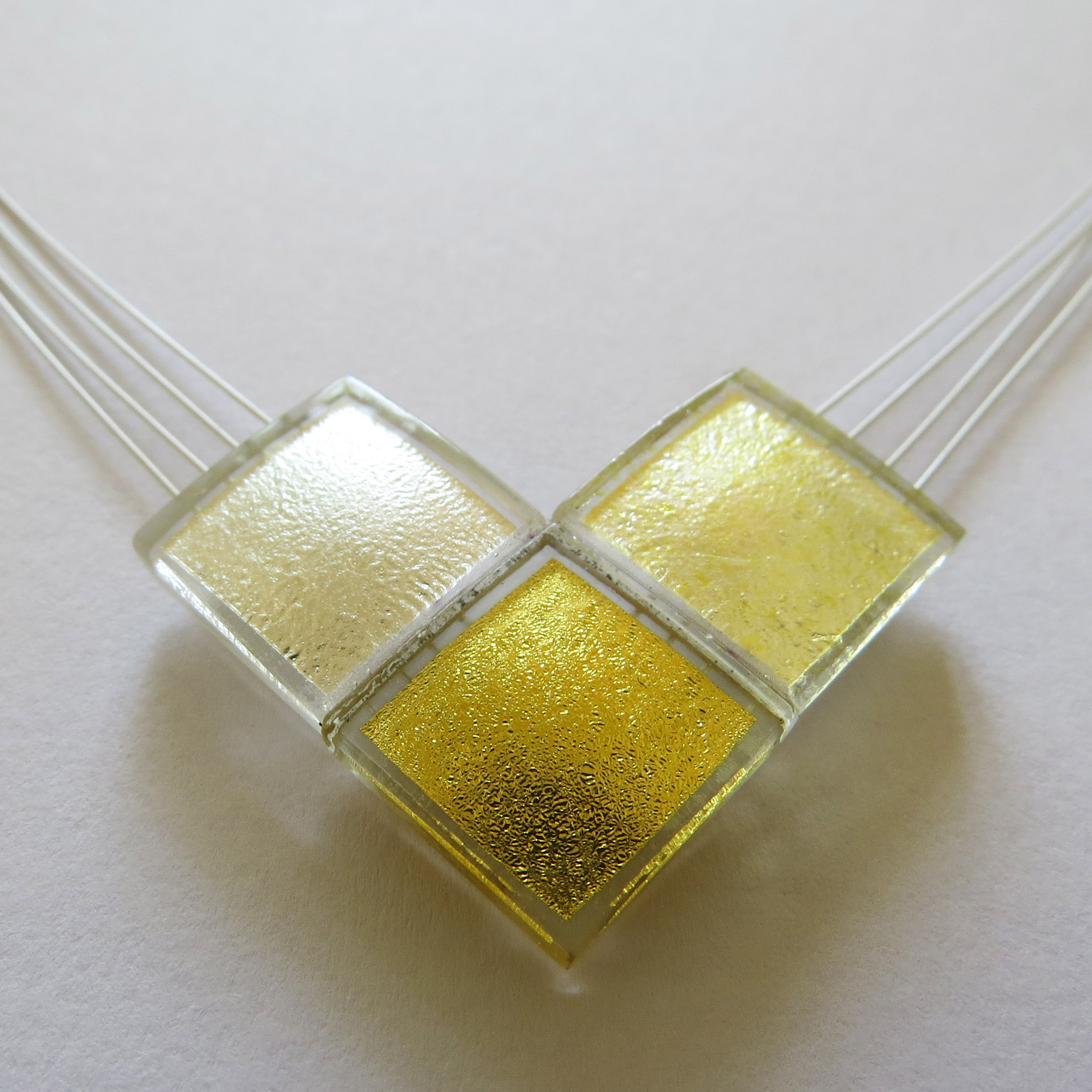 Square necklace (RN2), 3 squares in 1.5 cm in gold, silver and yellow glass on silver-in-glass. This model is also available larger with 2.1 cm squares (RN3)