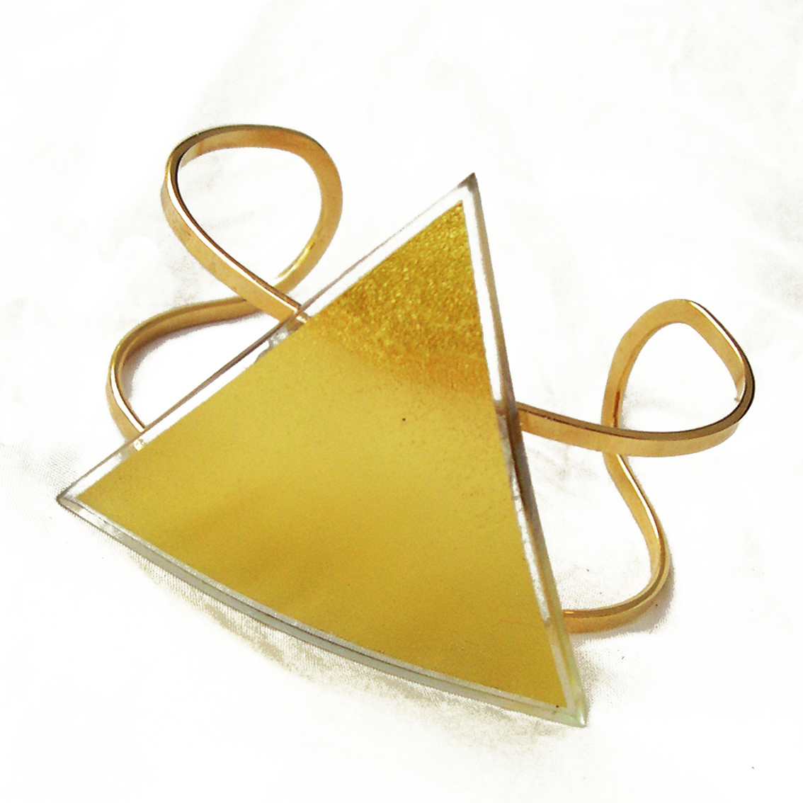 Triangular cuff bracelet (T6A) 6 cm, on a gold plated bronze cuff, which is adjustable to every arm