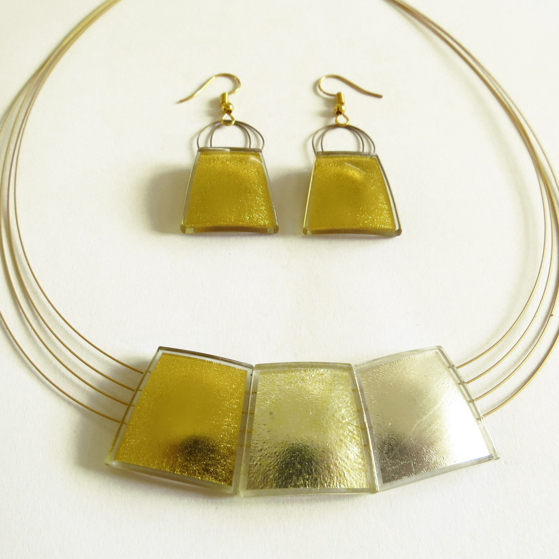 Elegant and casual necklace made of 3 trapezoid shapes (2 cm) in gold-in-glass, yellow glass on silver and silver-in-glass (ZN2b), shown with earrings in 1.5 cm (Z15EH)