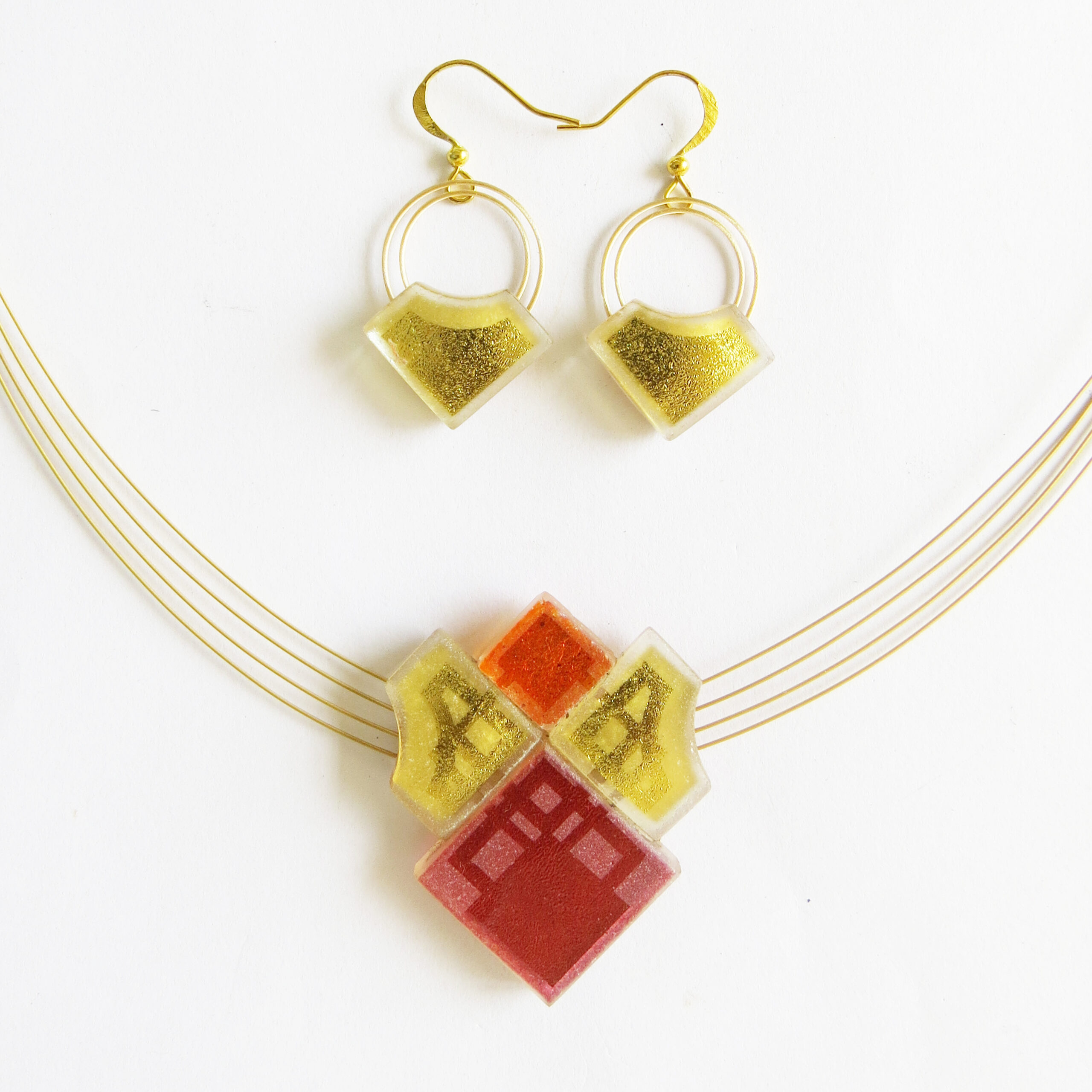 Small diamond set (DRWN4m r5), sandblasted single piece with 1.5 cm earrings, coloured glass on gold. We can offer a nice choice of different colours in this line in our workshop.We can offer a nice choice of different colours in this line in our workshop.