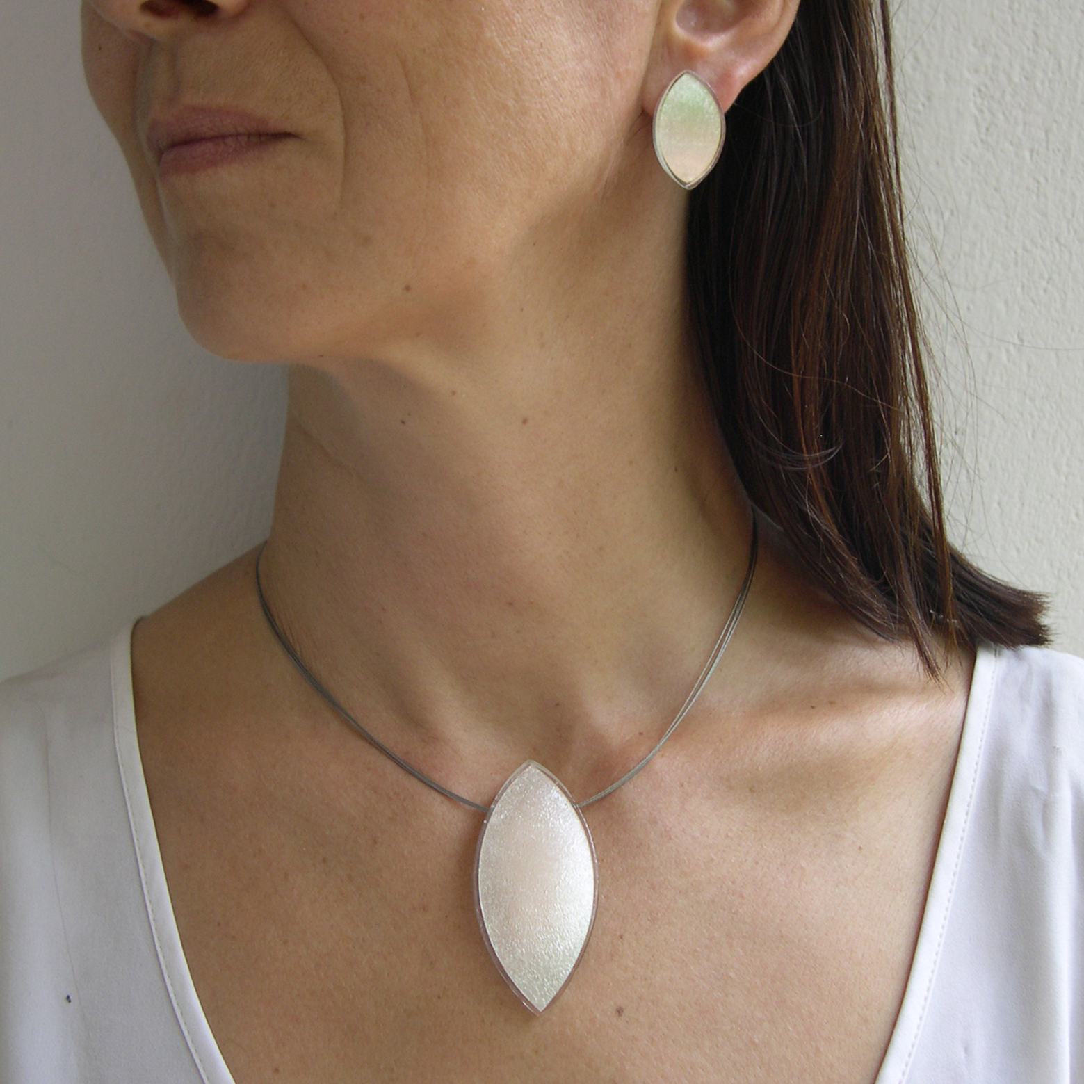 Oval pendant in white gold-in-glass (6 cm single piece) and stud earrings (O3ESw)