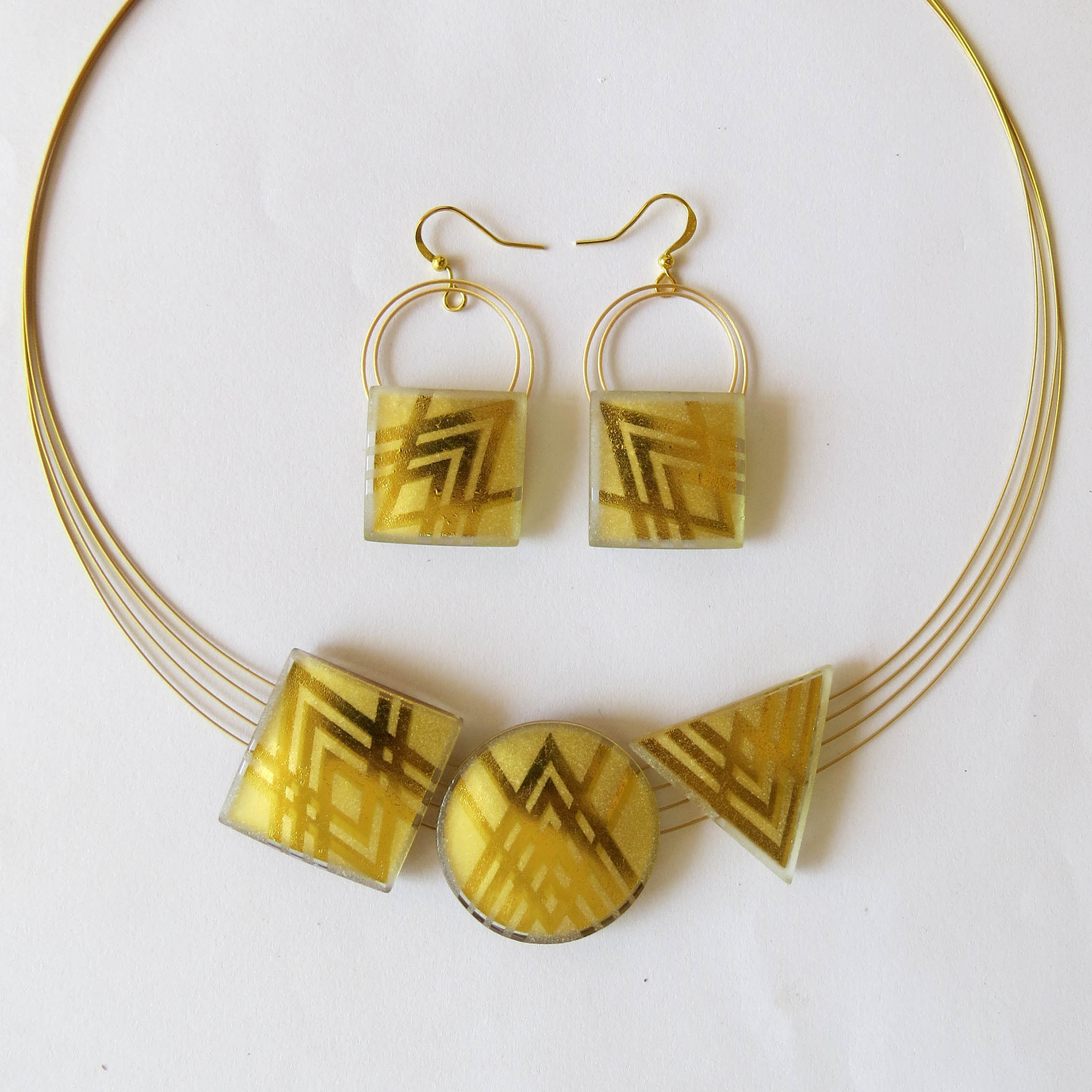 Casual triangular set (TSRN3m), a sandblasted single piece with 2 cm earrings. You can find a wonderful choice of single pieces in our showroom.You can find a wonderful choice of single pieces in our showroom.
