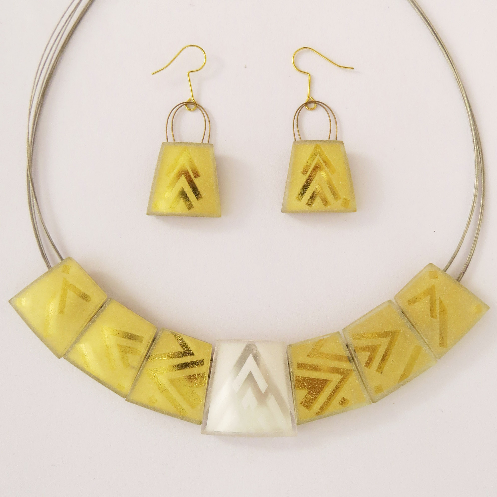 Symmetric trapezoid set (ZN7m) in gold and silver-in-glass, sandblasted single piece coming with 2 cm earrings. You can find a wonderful choice of single pieces in our showroom.
