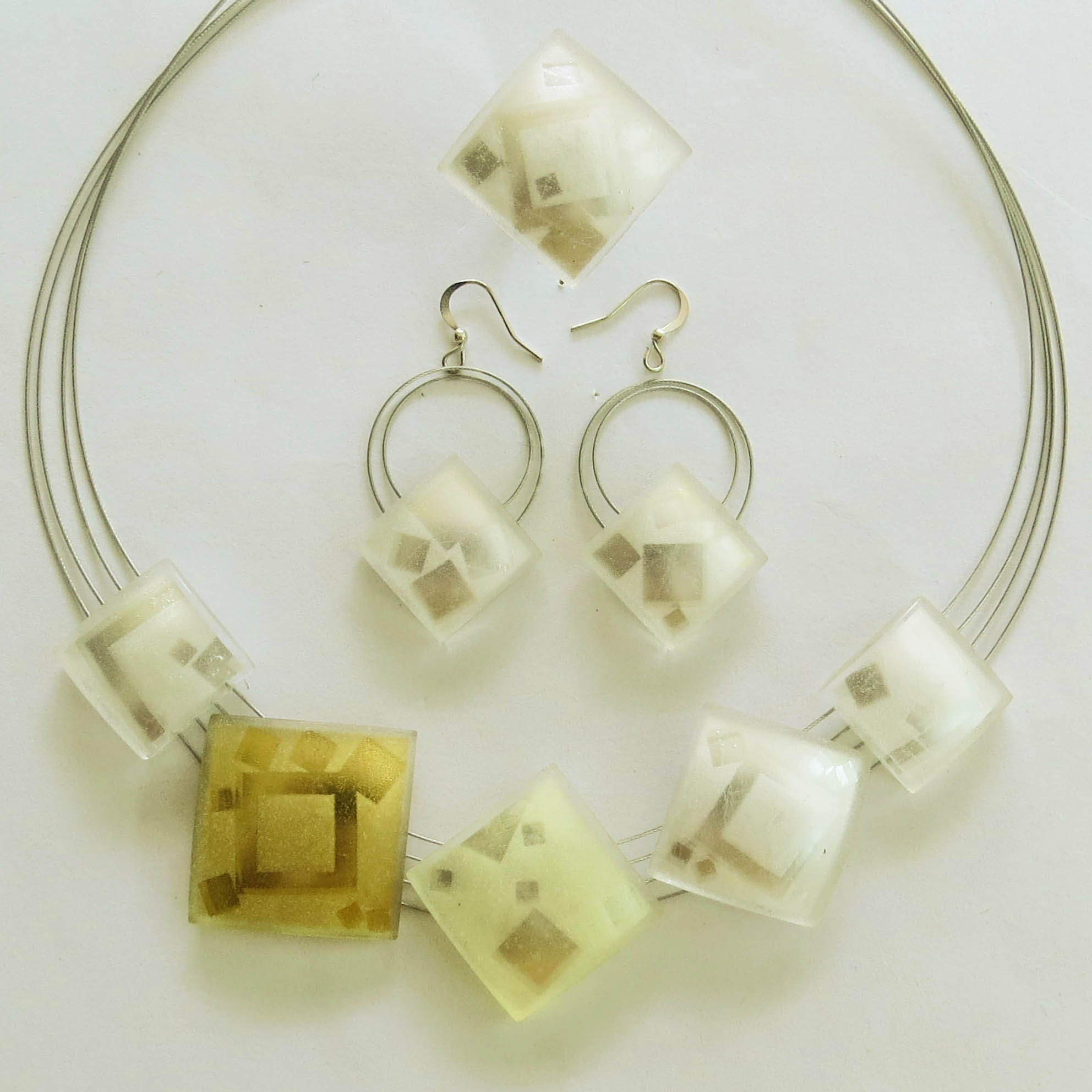 Square necklace, hanging earrings and ring in silver-in-glass (RN5sim Set)Our gold, white gold and silver-in-glass pieces will never tarnish, as the precious metal is encased forever safely inside of the glass vacuum.