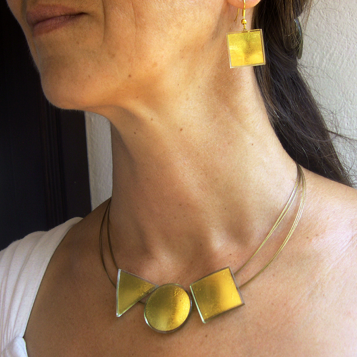 Casual triangular necklace (TSRN3), it can get combined with different earrings. This model is also available in a small version in gold (TSRN2) or silver (TSRN2si).
