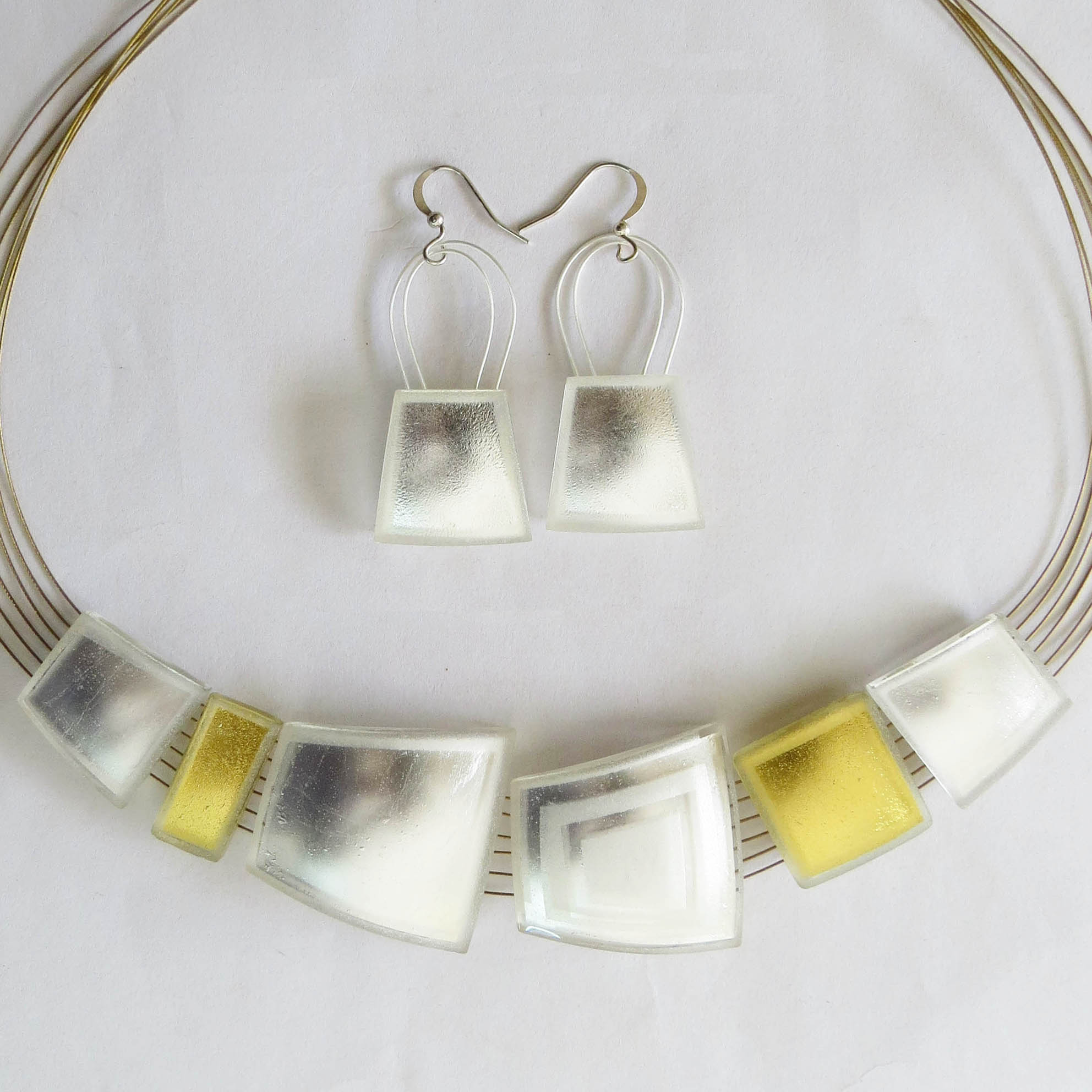 Silver and gold-in-glass trapezoid set (ZRLN6m), sandblasted single piece coming with 2 cm earrings. Our silver and white gold-in-glass pieces will never tarnish, as the precious metal is encased forever safely inside of the glass vacuum.