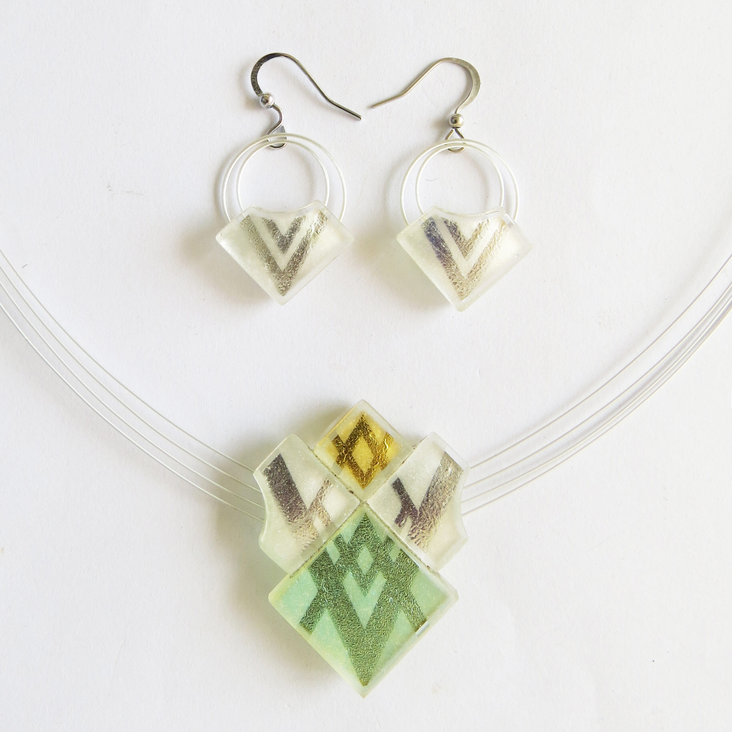 Small diamond set (DRWN4m g1), sandblasted single piece with 1.5 cm earrings, coloured glass on silver. Our silver-in-glass pieces will never tarnish, as the precious metal is encased forever safely inside of the glass vacuum.Our silver-in-glass pieces will never tarnish, as the precious metal is encased forever safely inside of the glass vacuum.