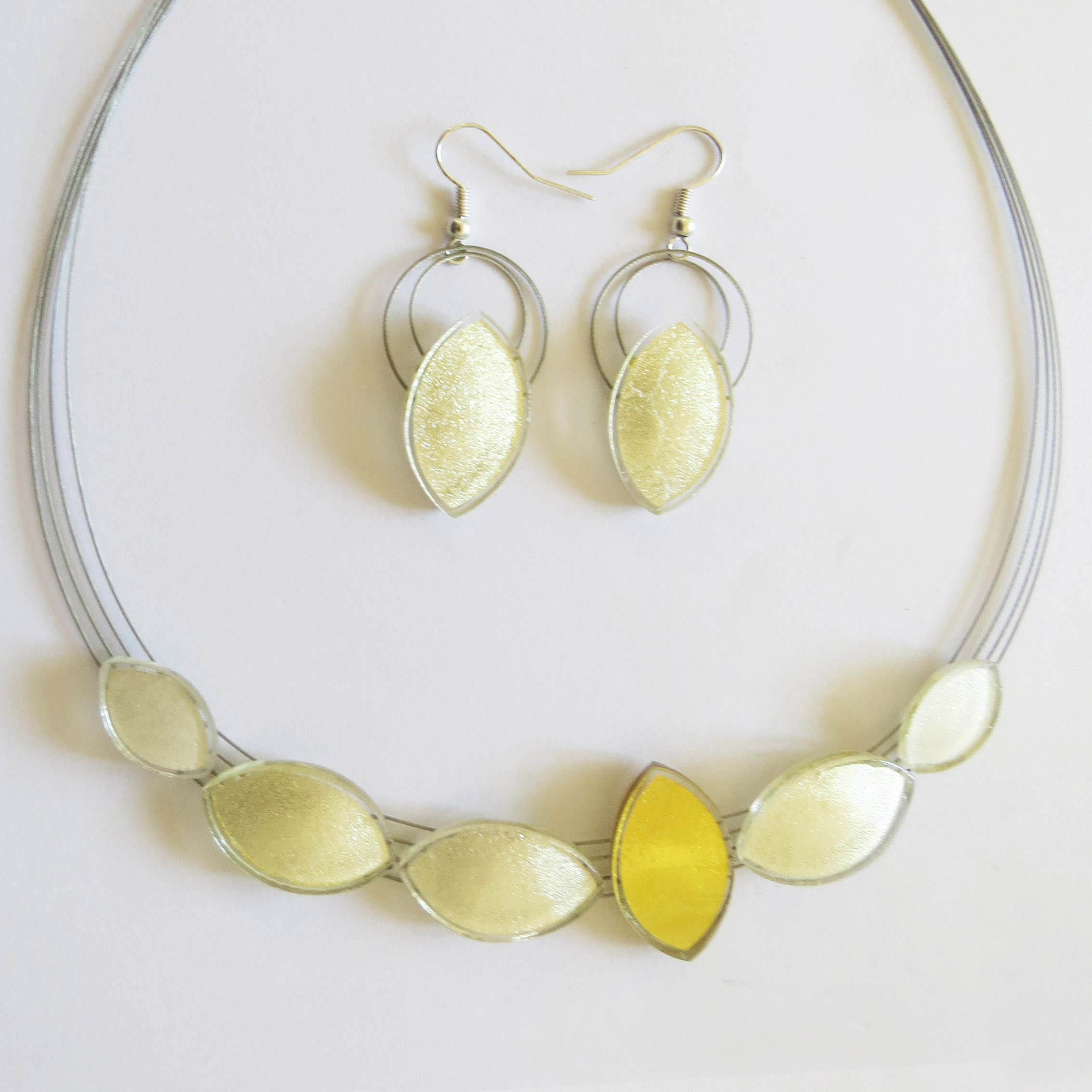 Oval necklace and earrings in white gold-in-glass (ON6w and O3EHw)