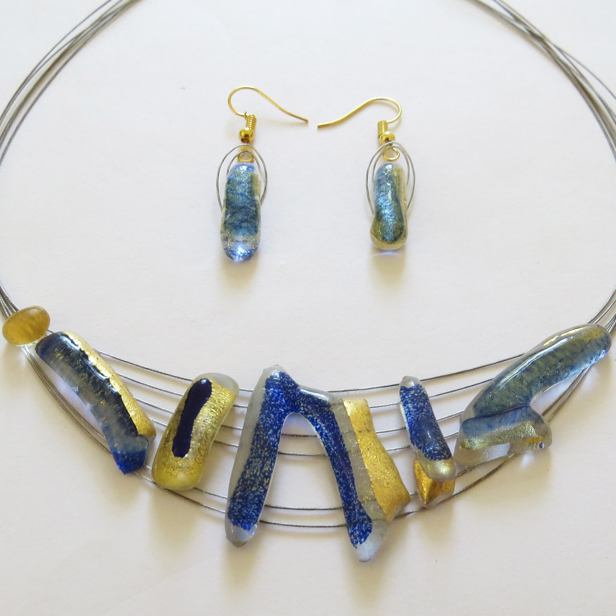 Blue Creation set (PS4Bs l), single piece with hanging earrings. Our necklaces have usually a circumference 45 cm.