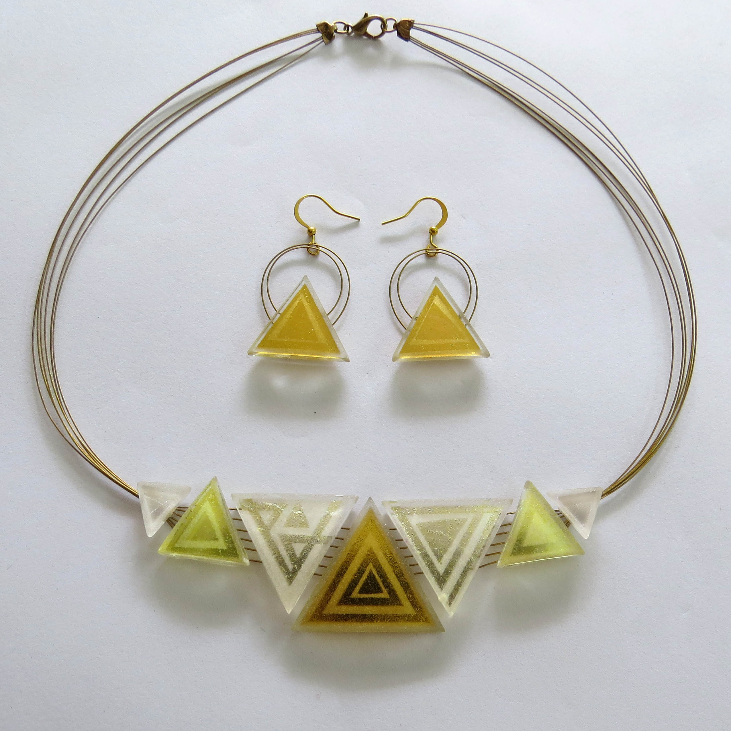 Fancy triangular set (TN7ym), a sandblasted single piece with 1.5 cm earringsWe still have a small range of silver-in-glass triangles on stock. Our silver-in-glass pieces will never tarnish, as the precious metal is encased forever safely inside of the glass vacuum.