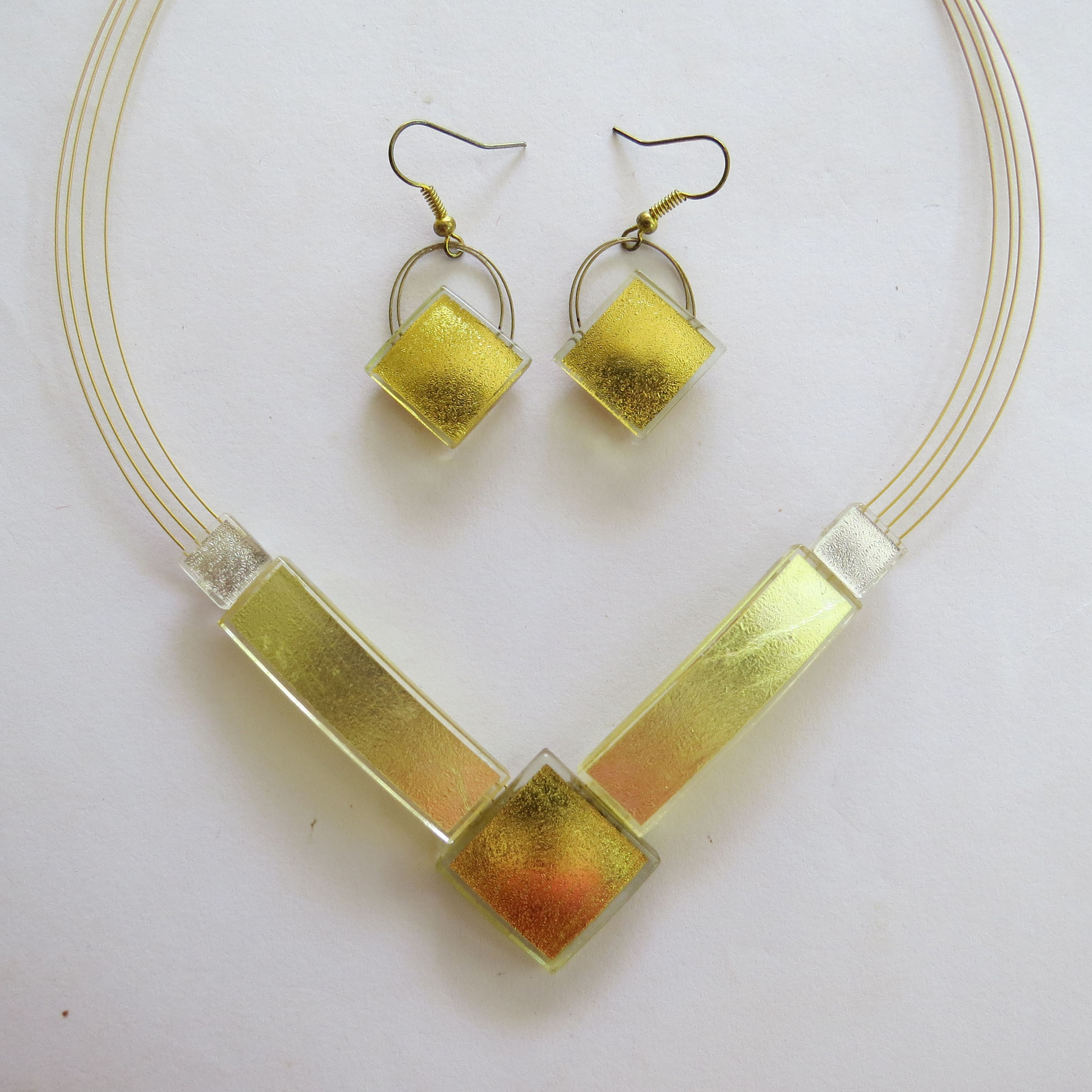 Single piece necklace (RLN5y), it can get combined with square earrings (R15EH)You can find a wonderful choice of similar single pieces in our showroom.
