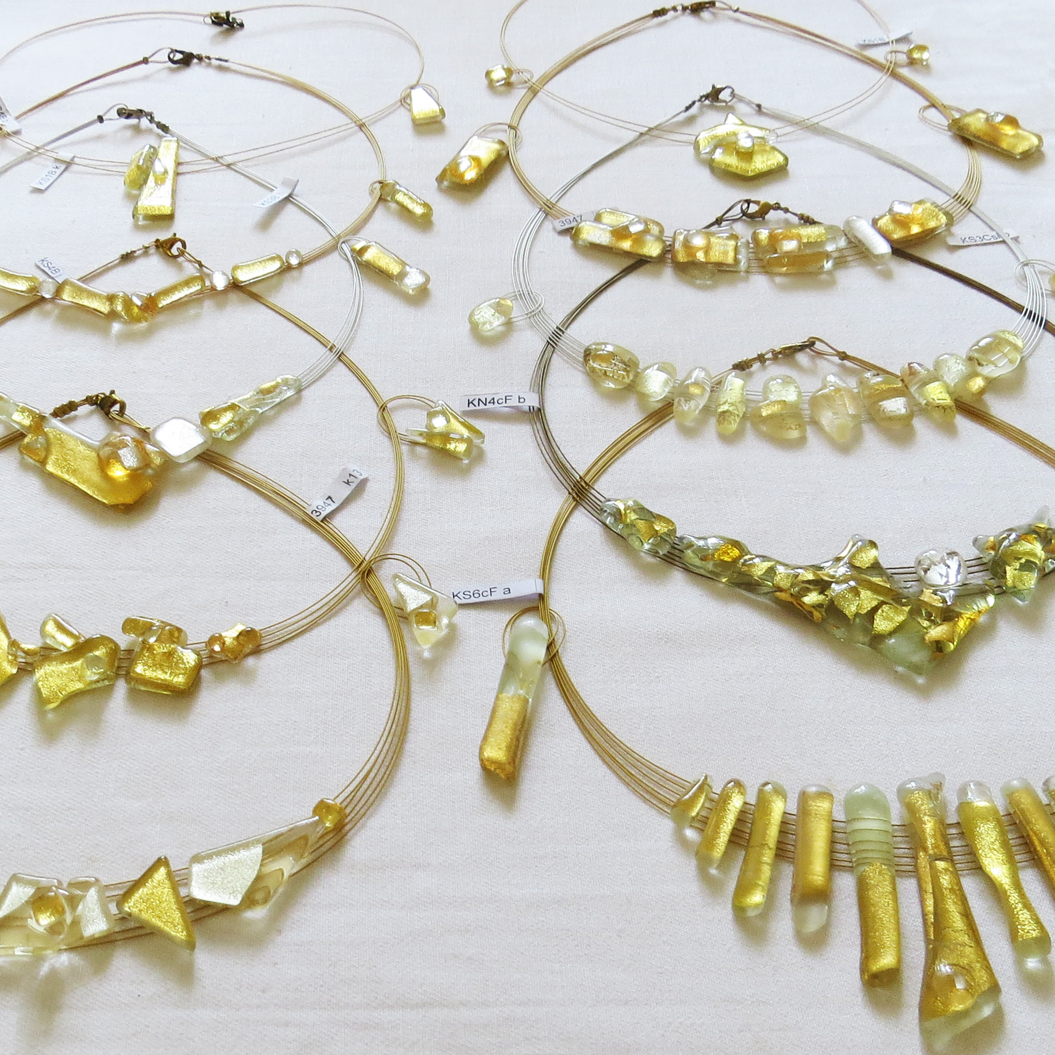 A choice of our elegant Gold Creation set (KS), single pieces with earrings. We have a large variety of completely different models to select from.
