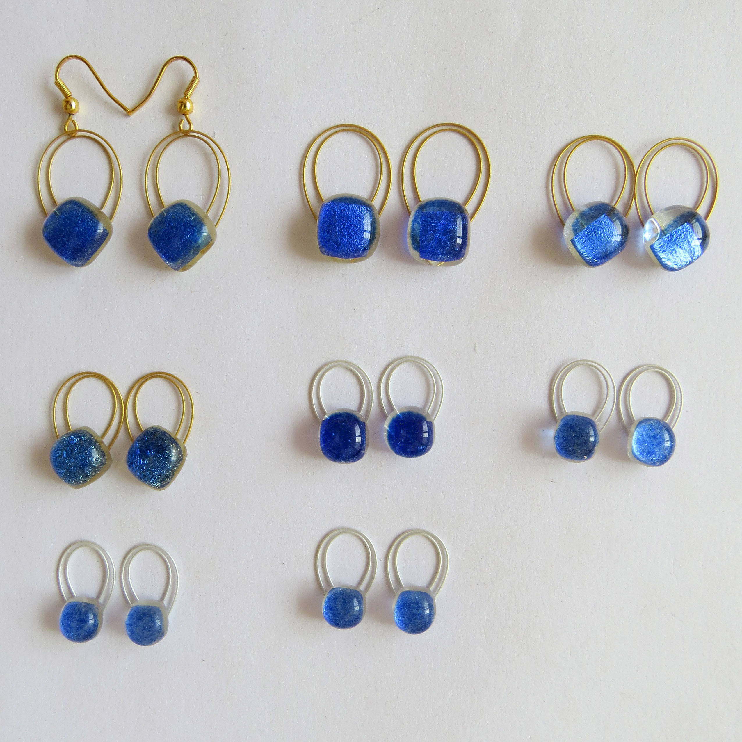 Small hanging earrings, available in a lot of different colours (see studs). You can order them very tiny 4-5 mm (P05EH) or slightly larger 6-8 mm (P08EH).