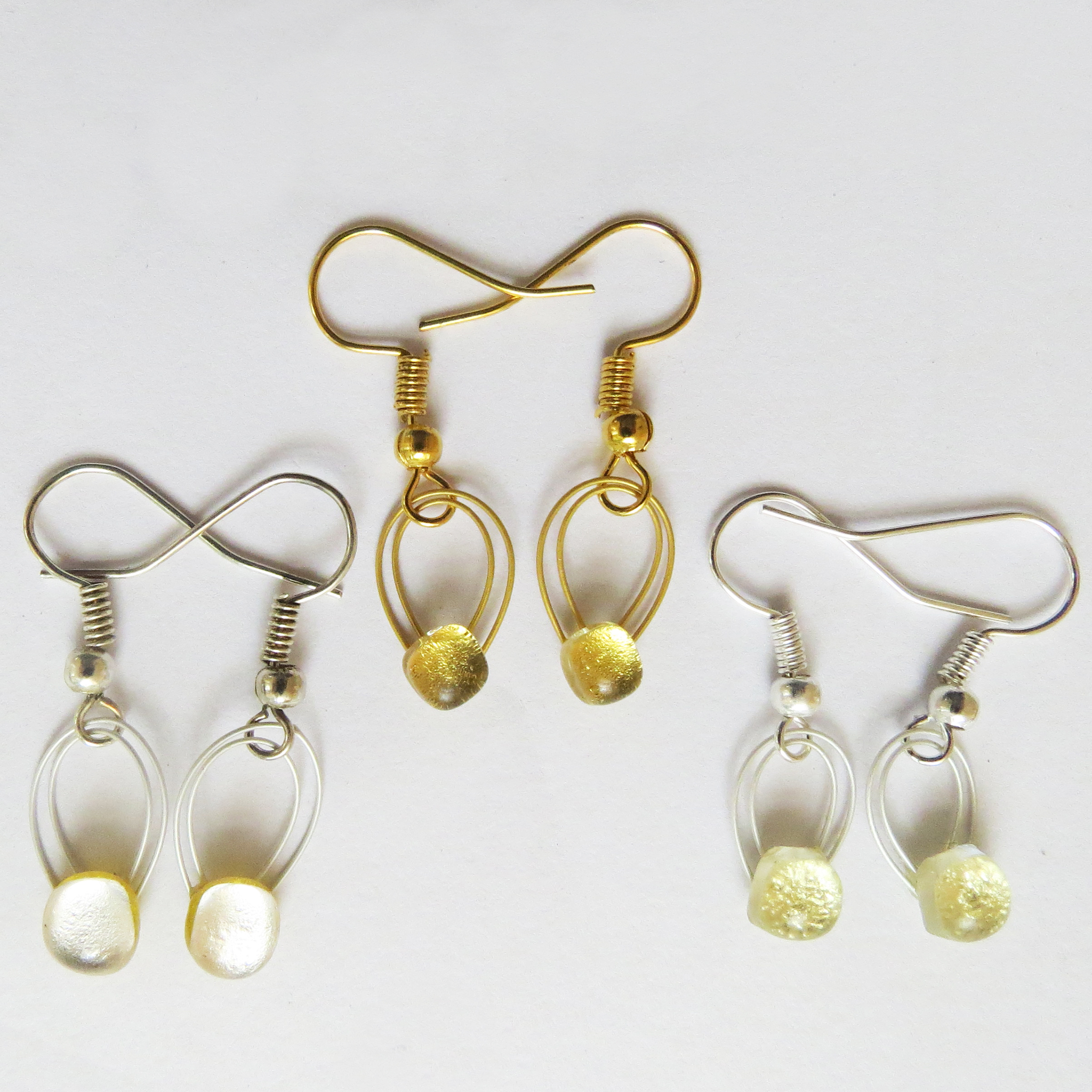 They are also available as hanging earrings (K05EH) or (K08EH) in gold-in-glass, silver-in-glass or white gold-in-glass.