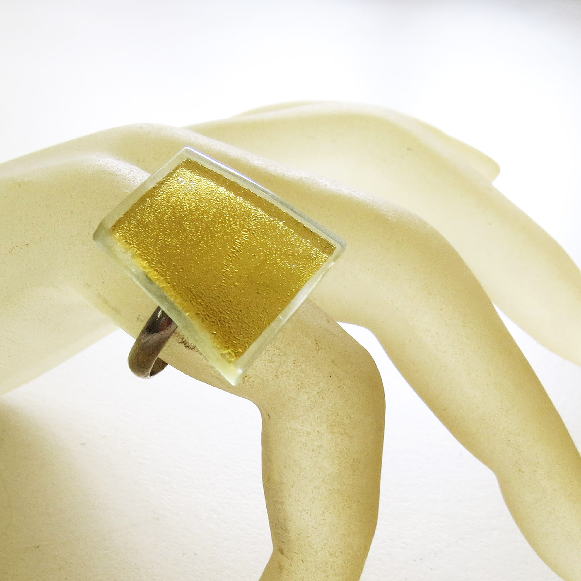 Trapezoid ring in 2 cm (Z2R), also available large in 2.7 cm or smaller in 1.5 cm. All our rings have an adjustable fitting which can get adapted to every finger.