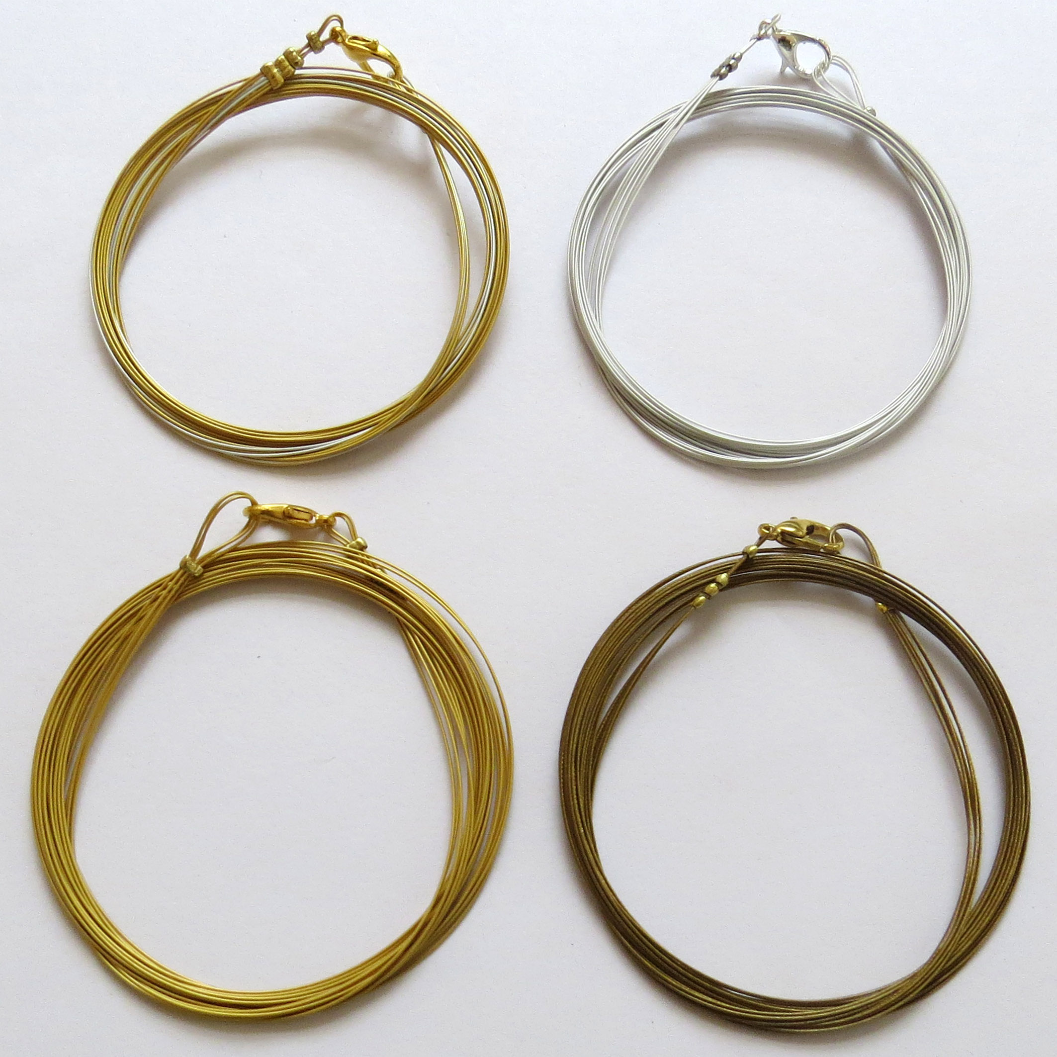 Classic 6 strands chain (Cg70): Our standard size for long chains is 70 cm, with gold, dark gold, mixed or silver wires. Other large sizes only on order.