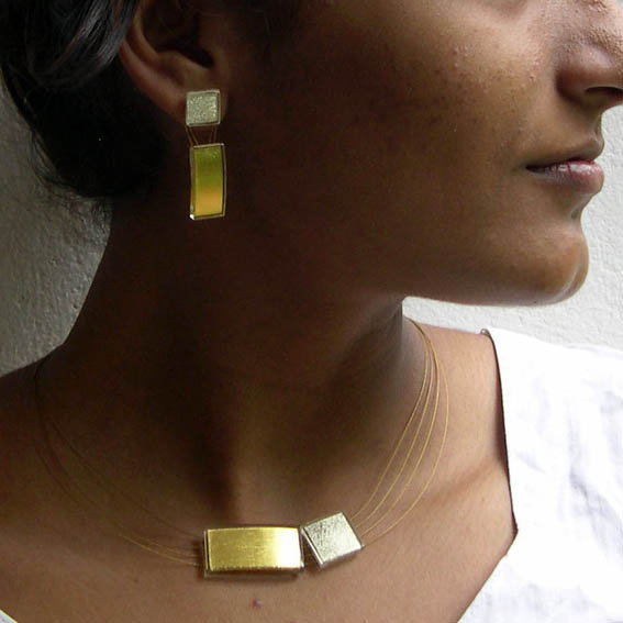 Small necklace (LRN2s), L0P + R15w, available in different gold and white gold (or silver) combinations, together with combined earrings (LREHs)