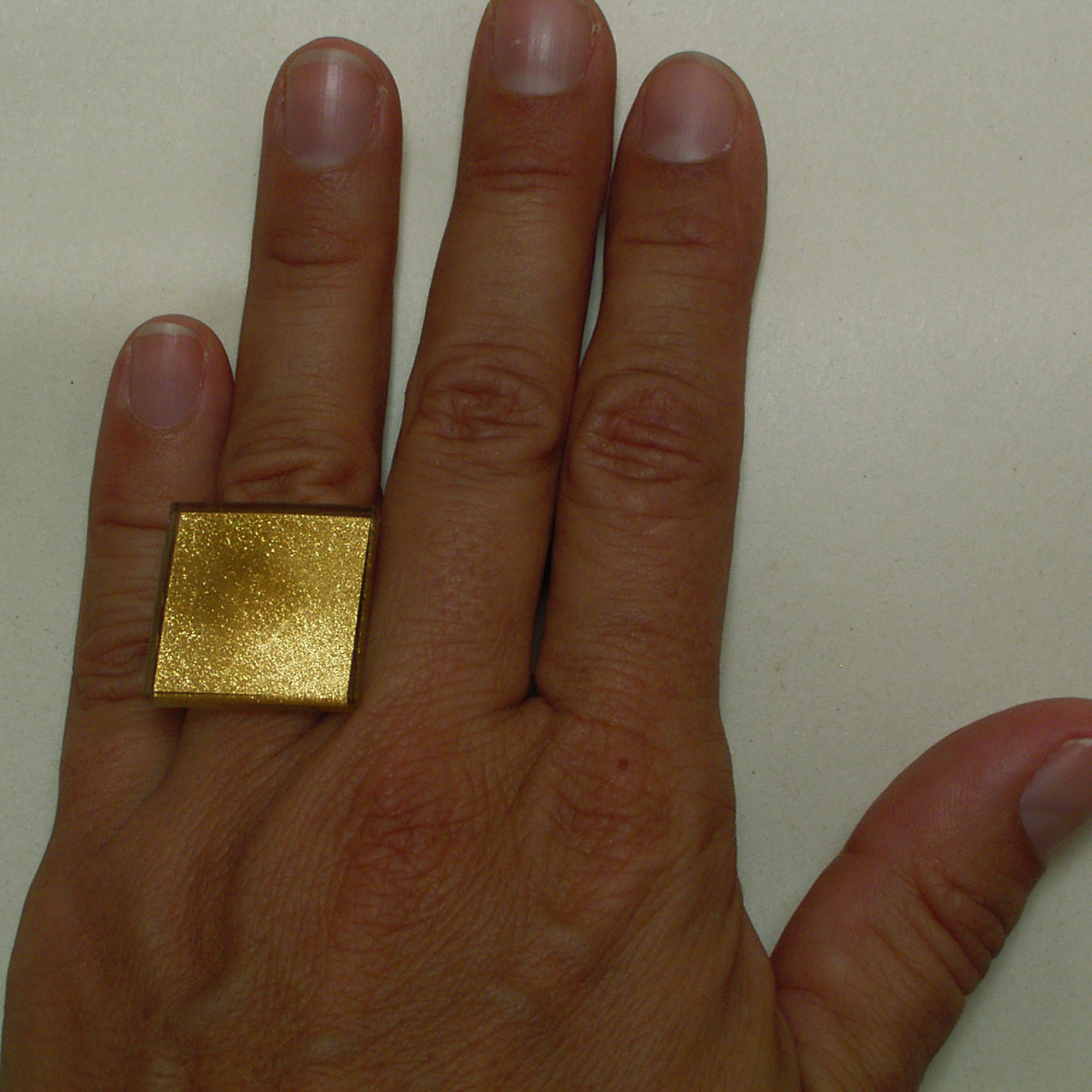 Square ring (R2R) 2.1 cm, all our rings have an adjustable fitting which can get adapted to every finger.