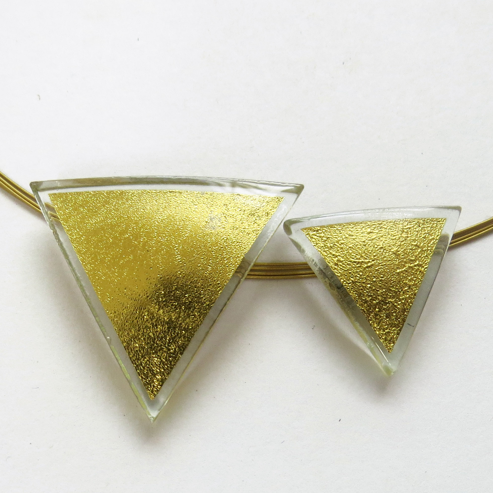 Small triangular pendants, available in 2.1 cm (T2P), 2.5 cm (T25P) or 3 cm (T3P)