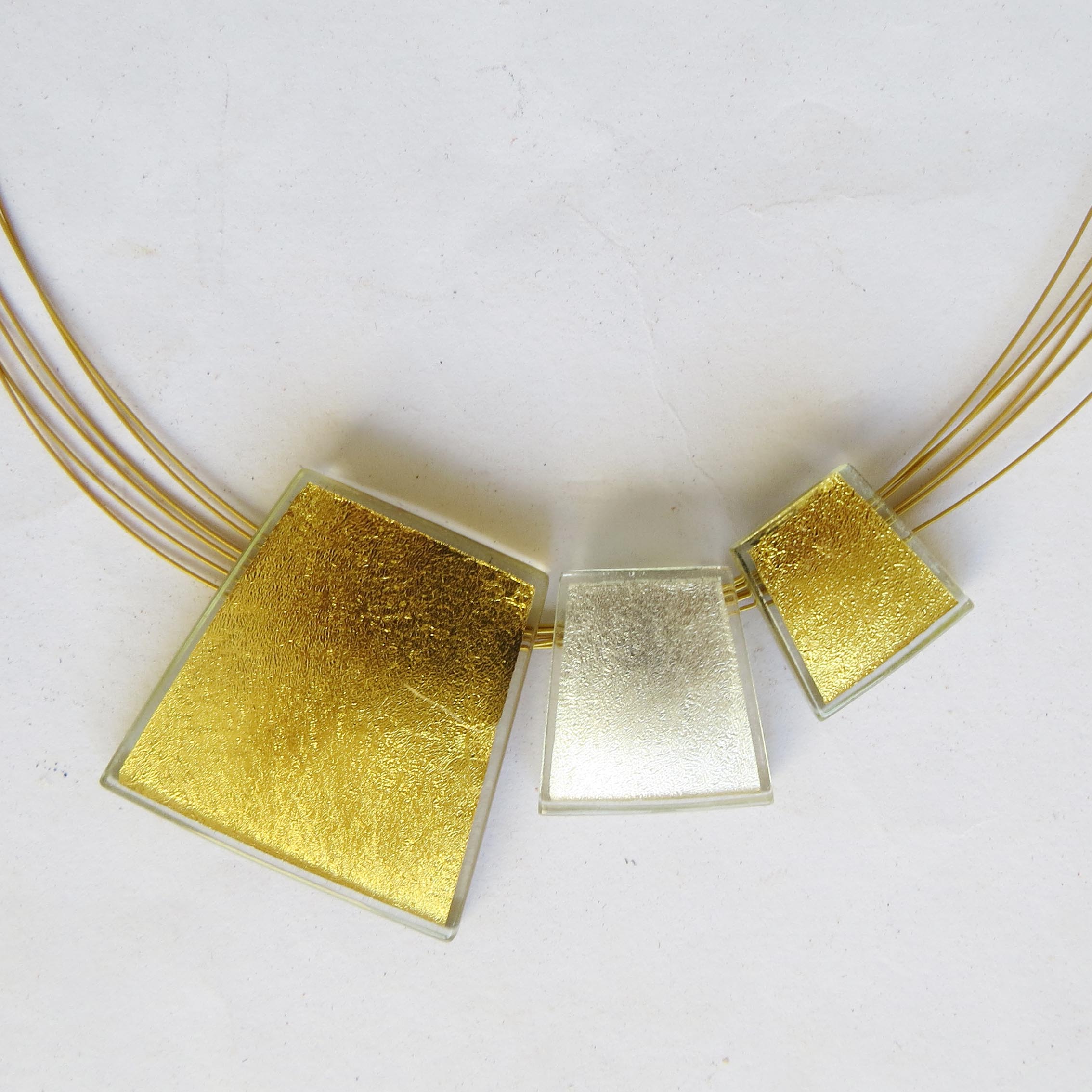 Different trapezoid pendants in 4 cm (Z4P), 2.1 cm, white gold-in-glass (Z2Pw) and 1.5 cm (Z15P)