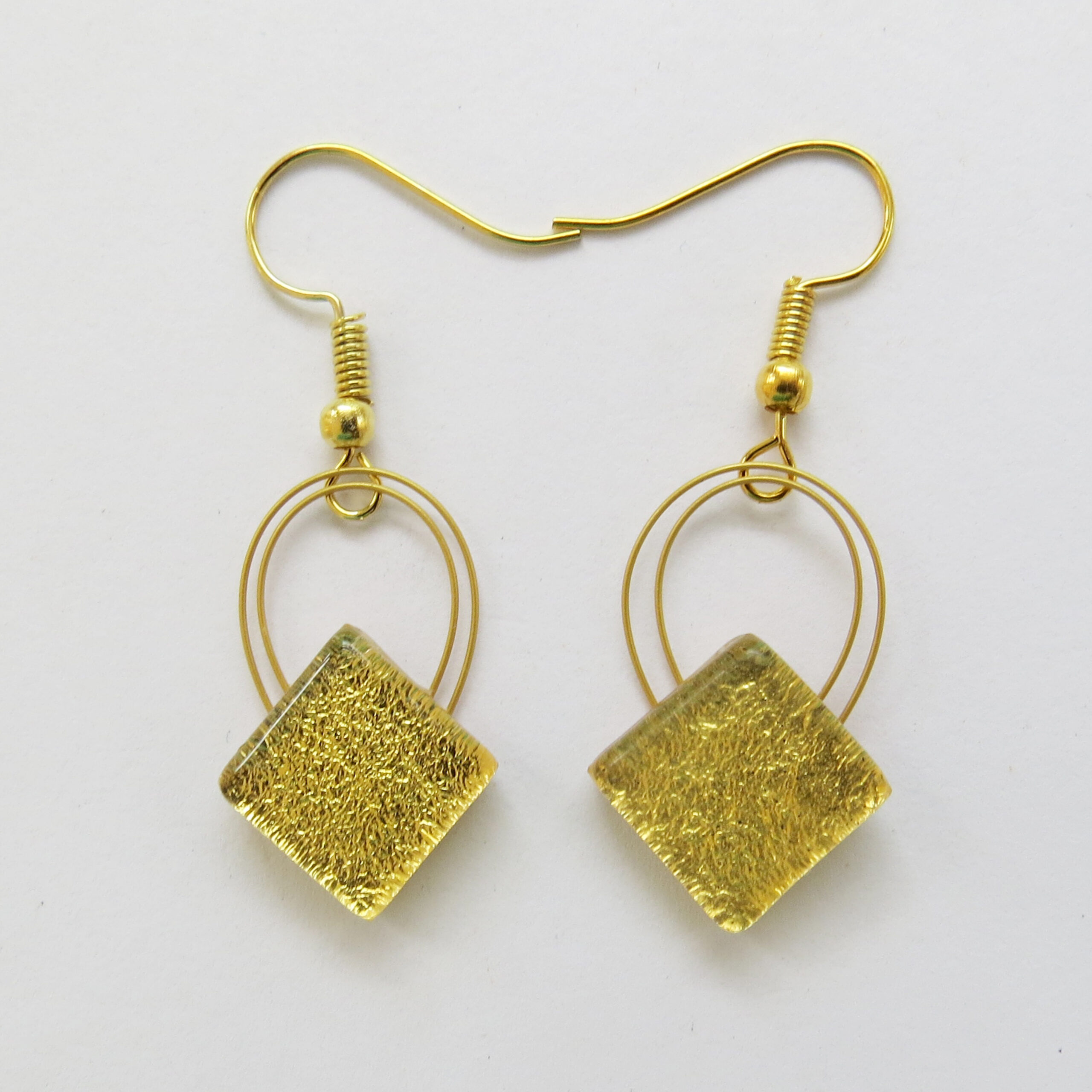 Square golden hanging earrings, available in 1 - 1.5 cm (K1EH). You can order them also as stud earrings (K1ES).