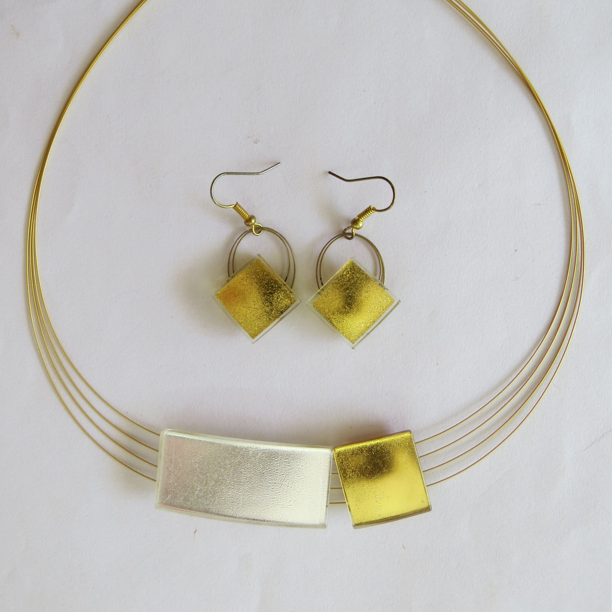 Larger necklace (LRN2), L3Pw (3 x 1.5 cm) + R2 (2.1 cm), together with small square earrings (R15EH)