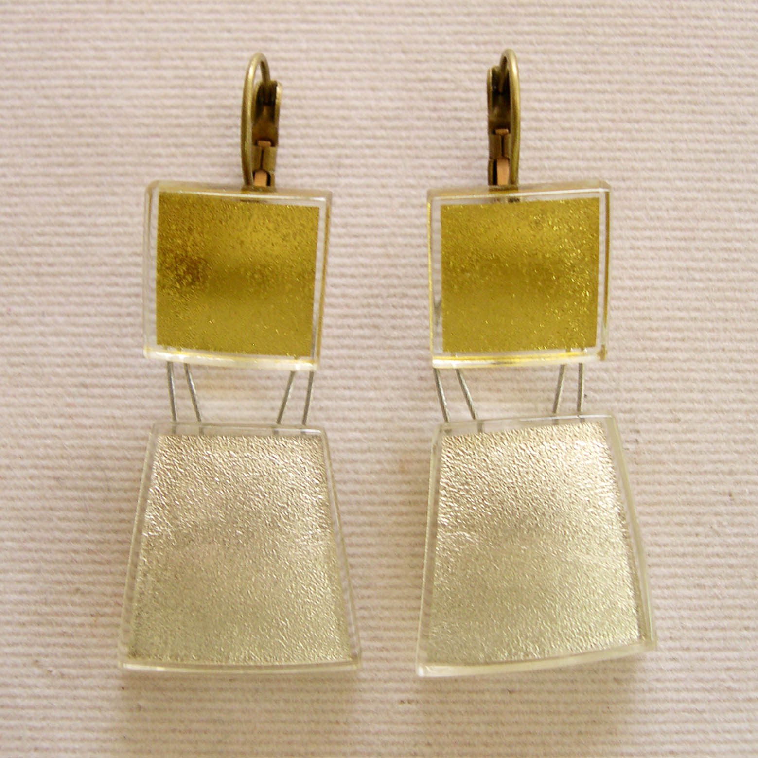 Combined trapezoid (2.1 cm) and square (1.5 cm) hanging earrings (ZREH) in gold and white gold-in-glass. They can also be worn separately.