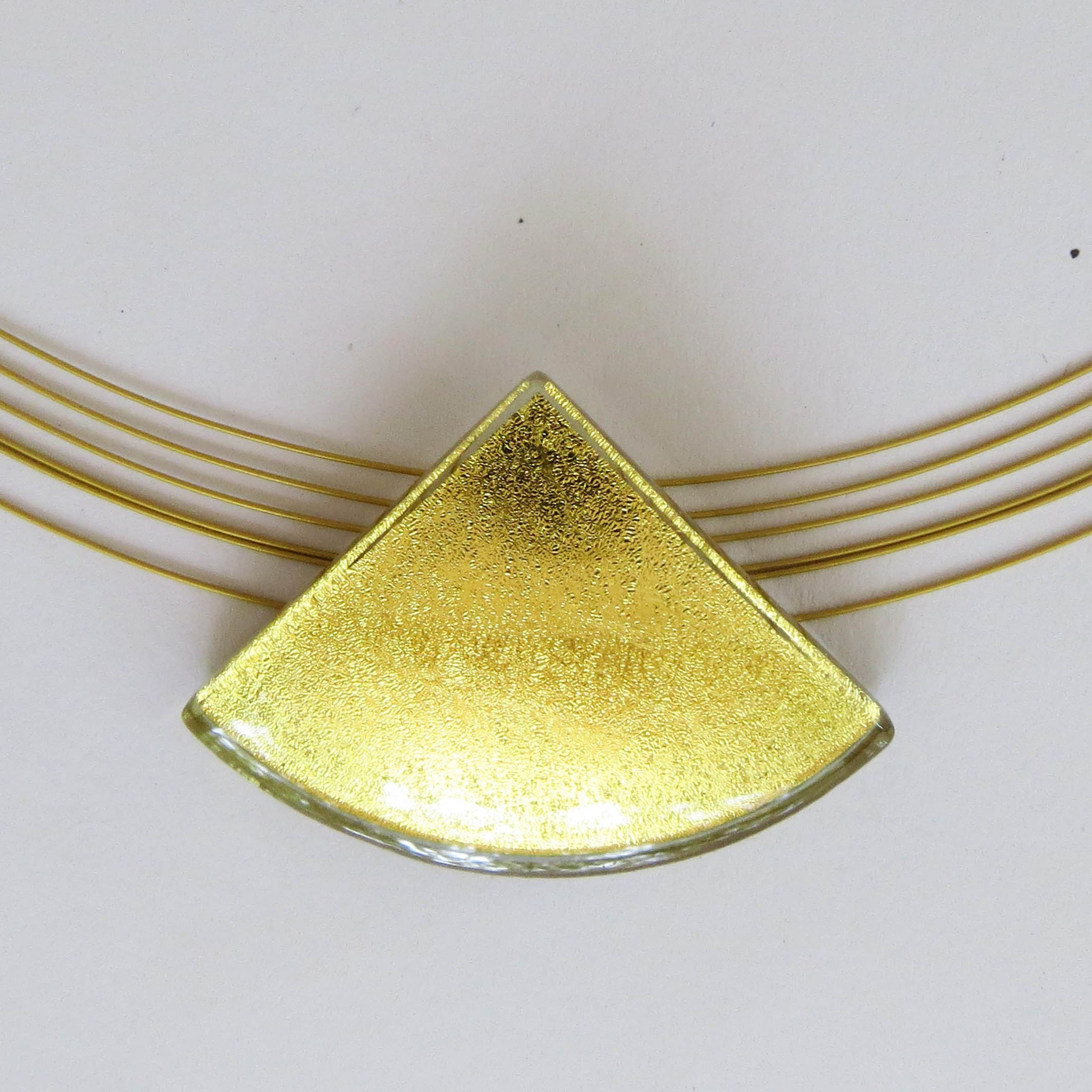 Simple Quarter Circle pendant 2.8 cm (Q3P) ), also available in 2.2 cm (Q2P) or larger in 3.7 cm (Q35P)