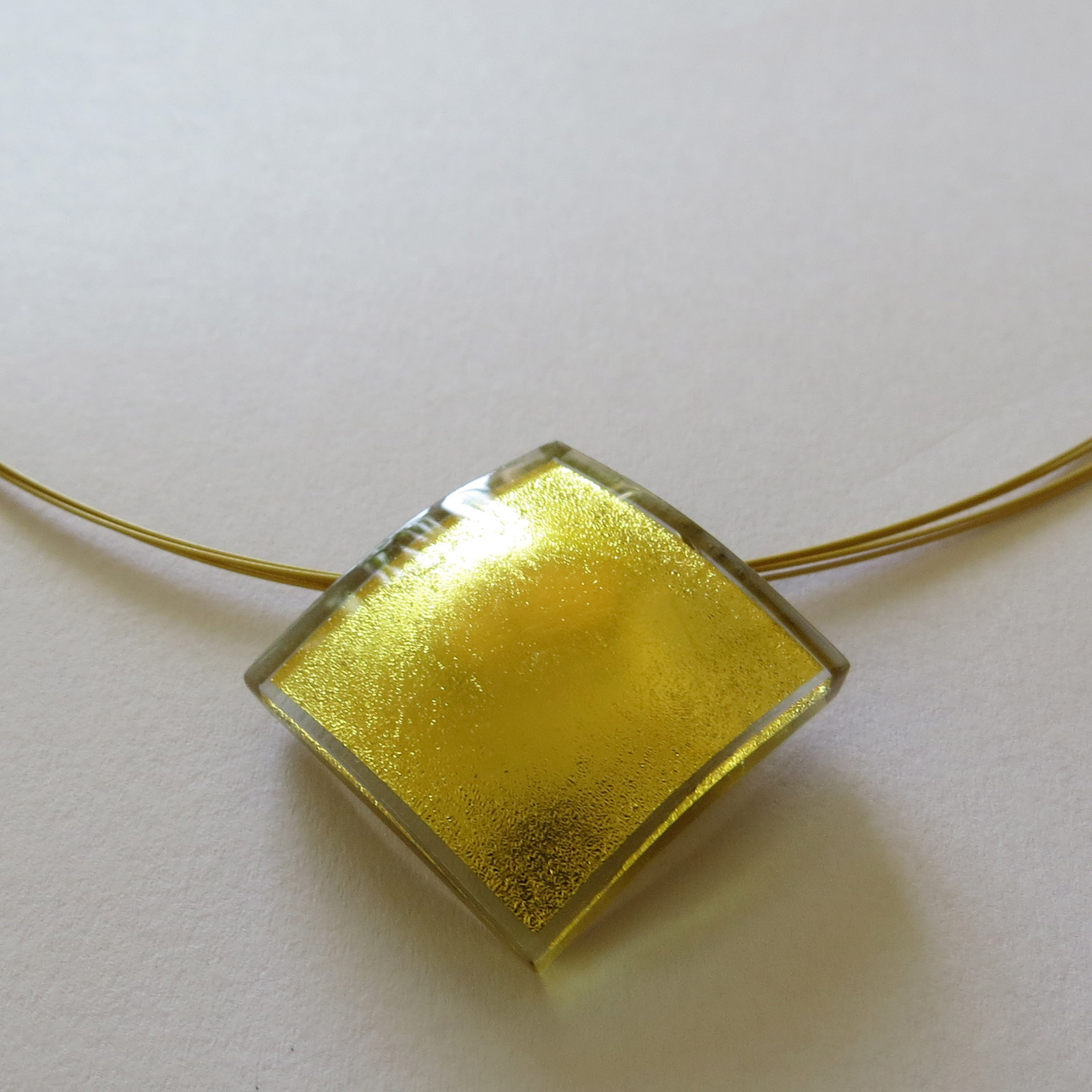Square pendant (R2P), available in 2.1 cm, 3 cm, 4 cm or 5 cm
