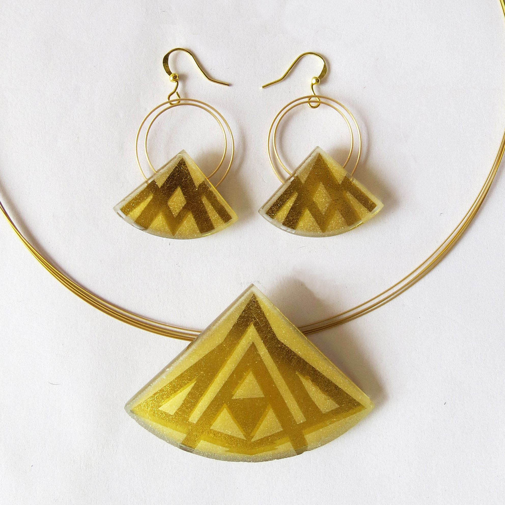 Extravagant Quarter Circle set, pendant 4.3 cm, sandblasted single piece with 2 cm earrings.