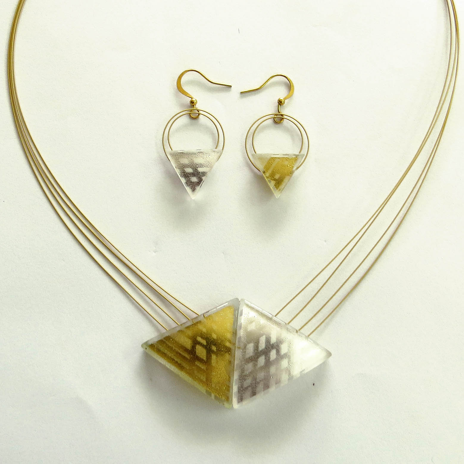 Small triangular set, 3 x 5.5 cm (T2x3PNm), a sandblasted single piece with 1.5 cm earrings