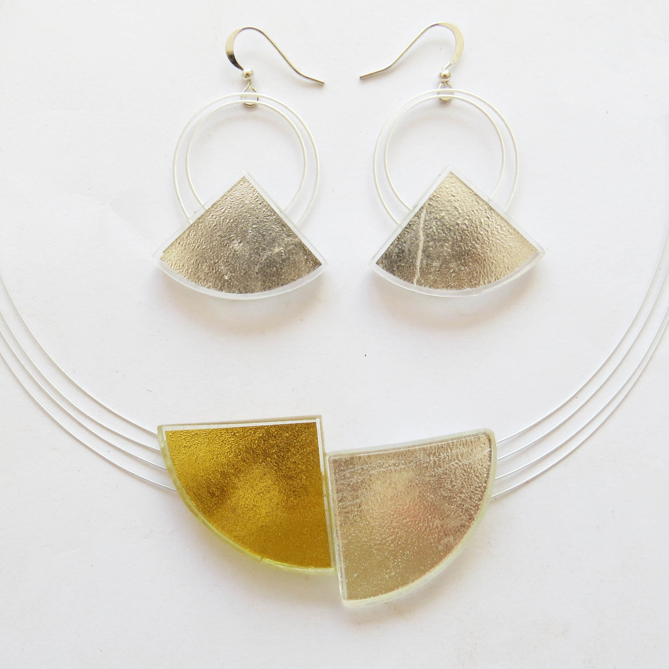 Casual Quarter Circle necklace (QQ2Ng+si), combined of a gold and a silver-in-glass piece, showing with earrings in 2 cm (Q2EHsi)